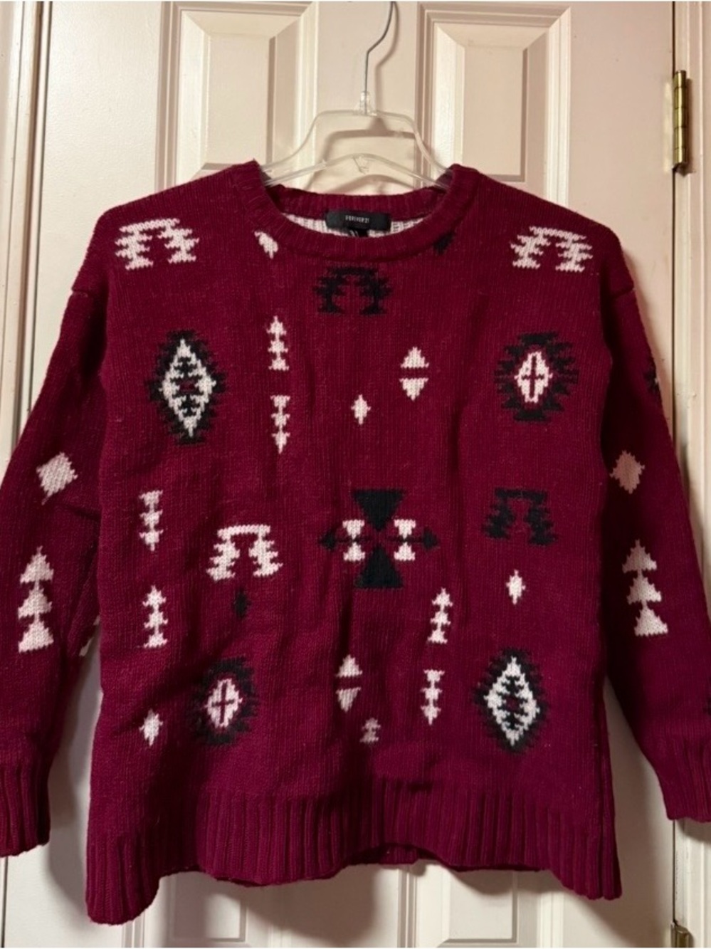 Forever 21~Women’s~Sweater~Large ~Knit~Pullover~Crew Neck ~ Burgundy~Geometric